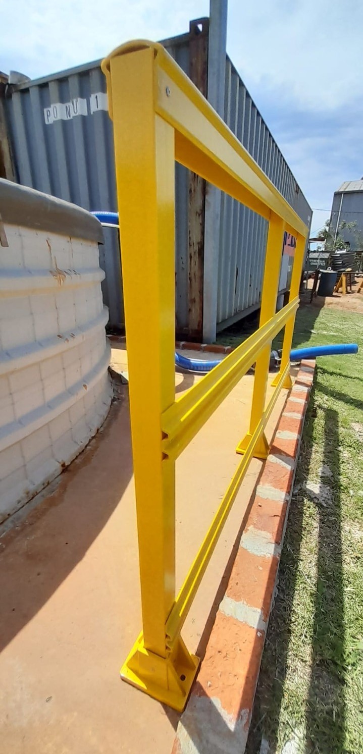 Baranda de fibra de vidrio PRFV amarilla instalada