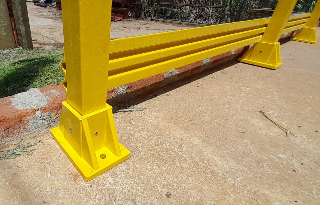Baranda de fibra de vidrio PRFV amarilla instalada